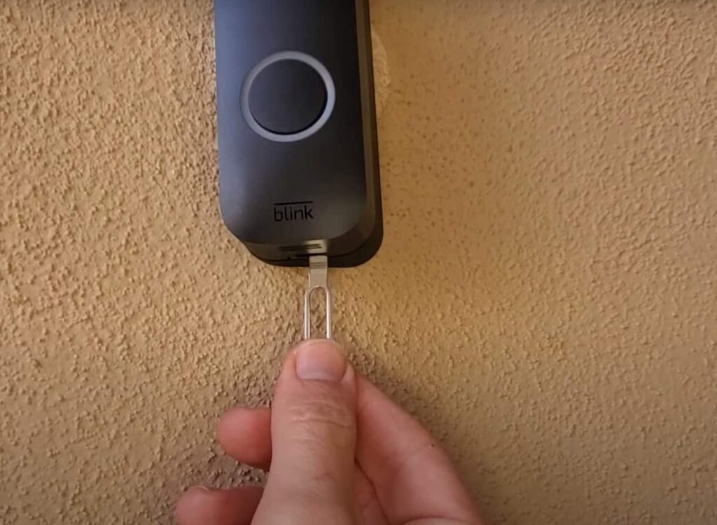 inserting key to the blink doorbell